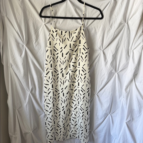 Patterned Dress - Picture 2 of 8